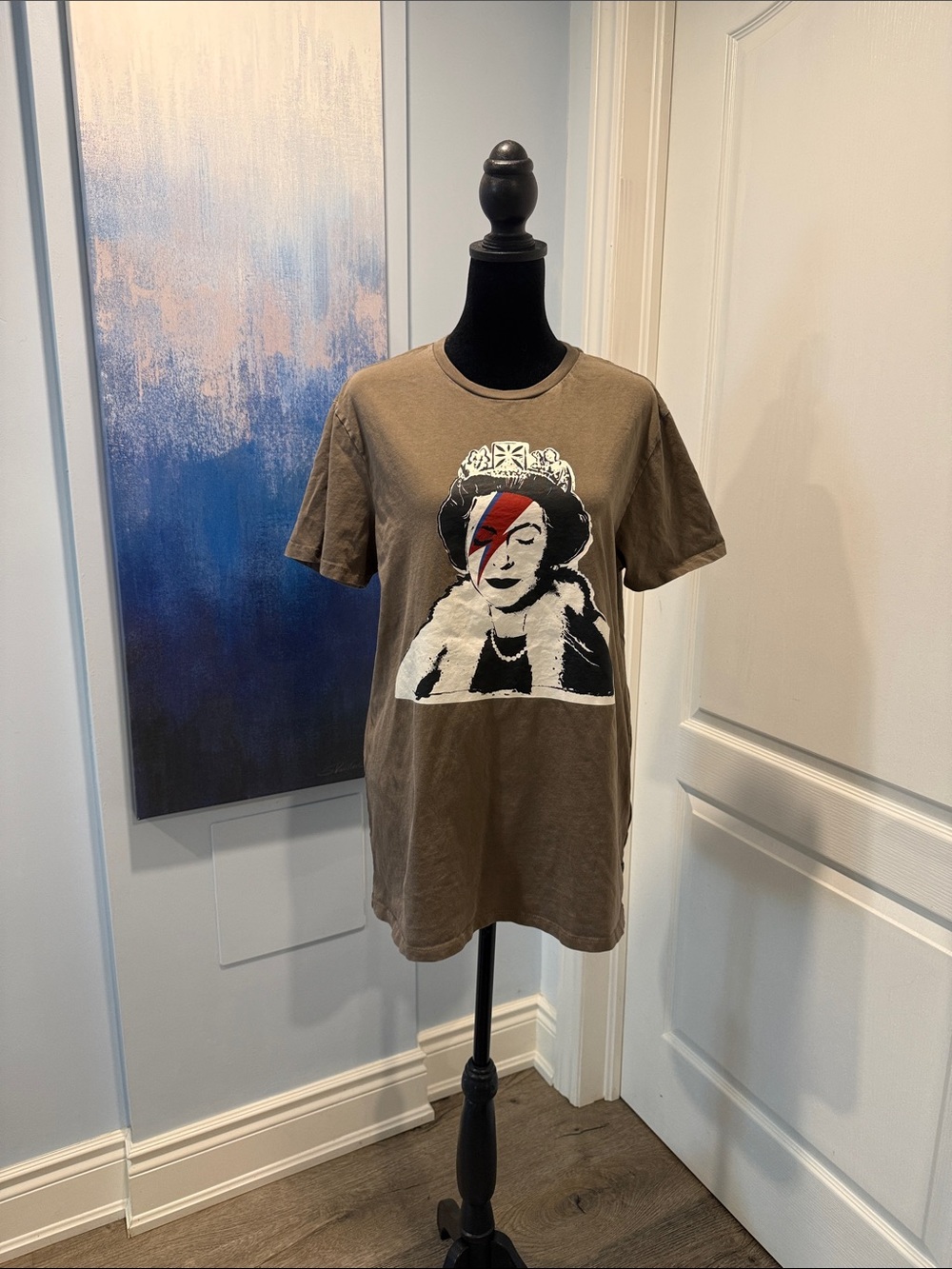Guess Brown Short Sleeve Tee with Graphic Queen Portrait and Red Accent
